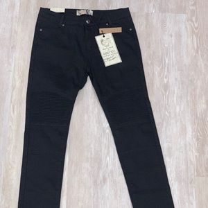NEW WITH TAGS!!Black BOOHOO skinny jeans